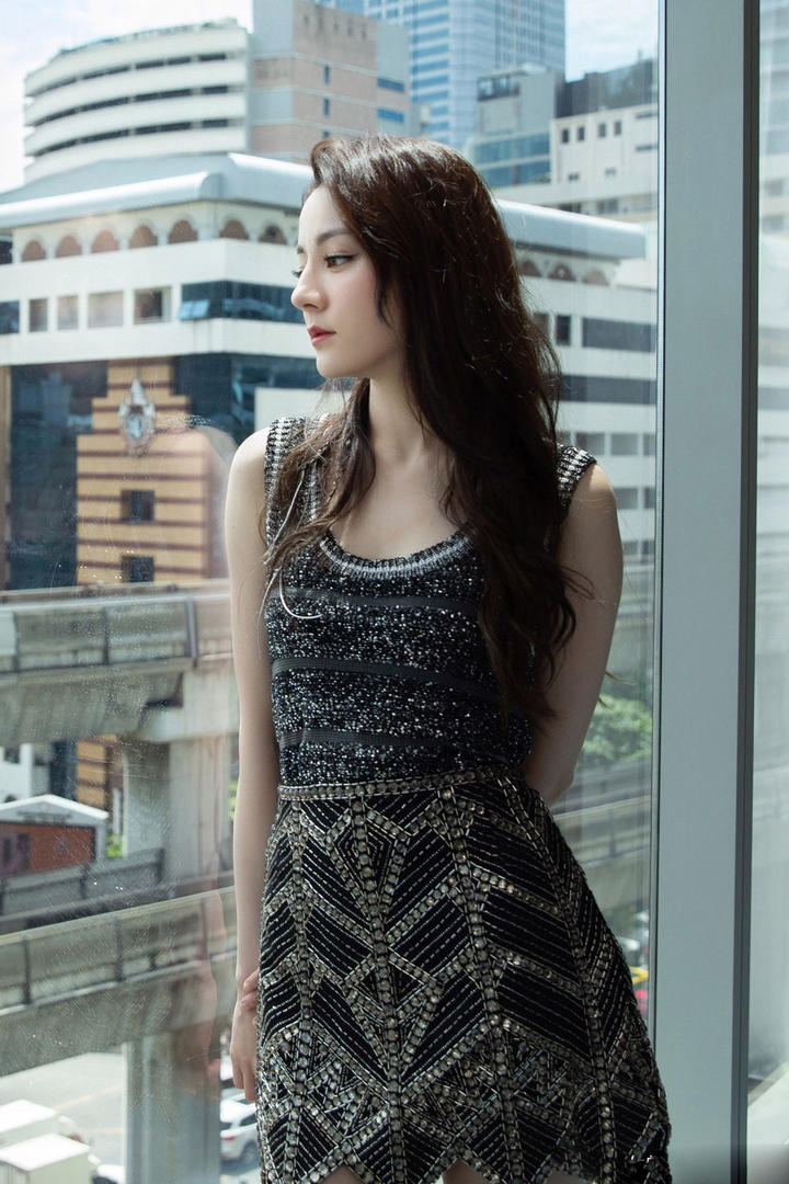 玻璃窗边的气质女星迪丽热巴