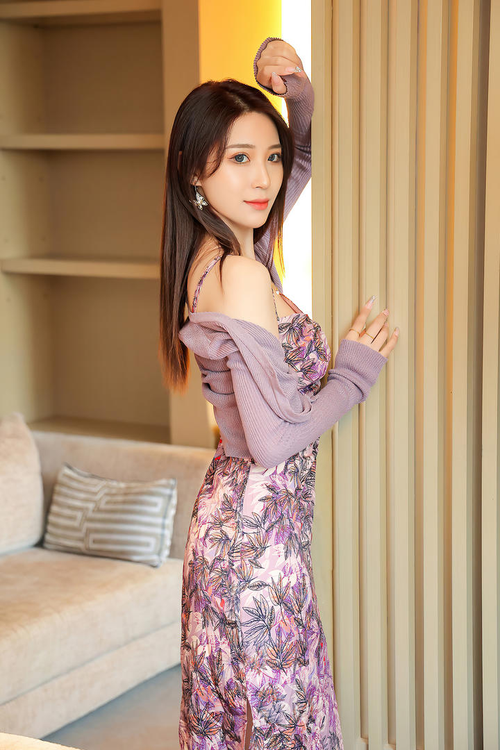 趴在墙上的妩媚美女周慕汐女裸露无档图片