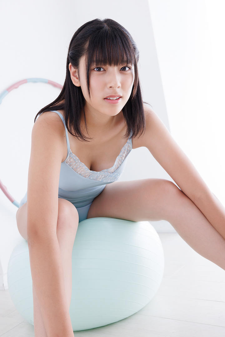 坐在瑜伽球上的日本纯欲少女人体艺术写真图片
