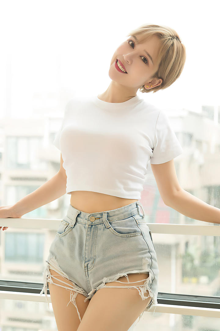 穿超短牛仔裤的漂亮短发美女高清人像摄影图片