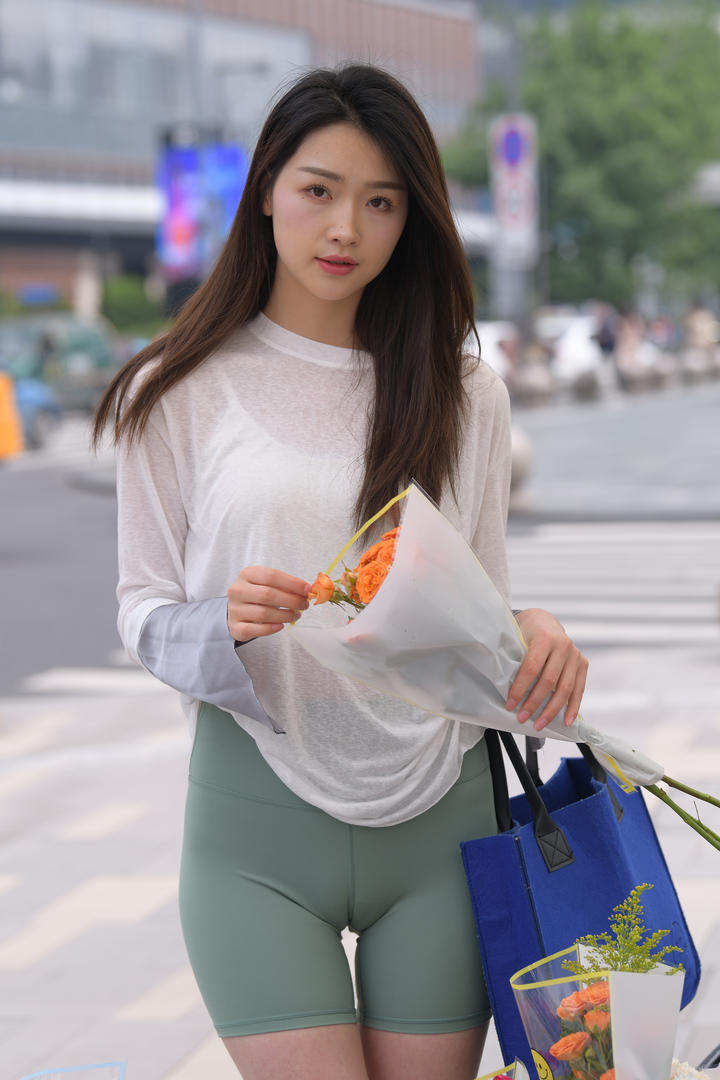 国产99街拍极品紧身裤美女无码下载