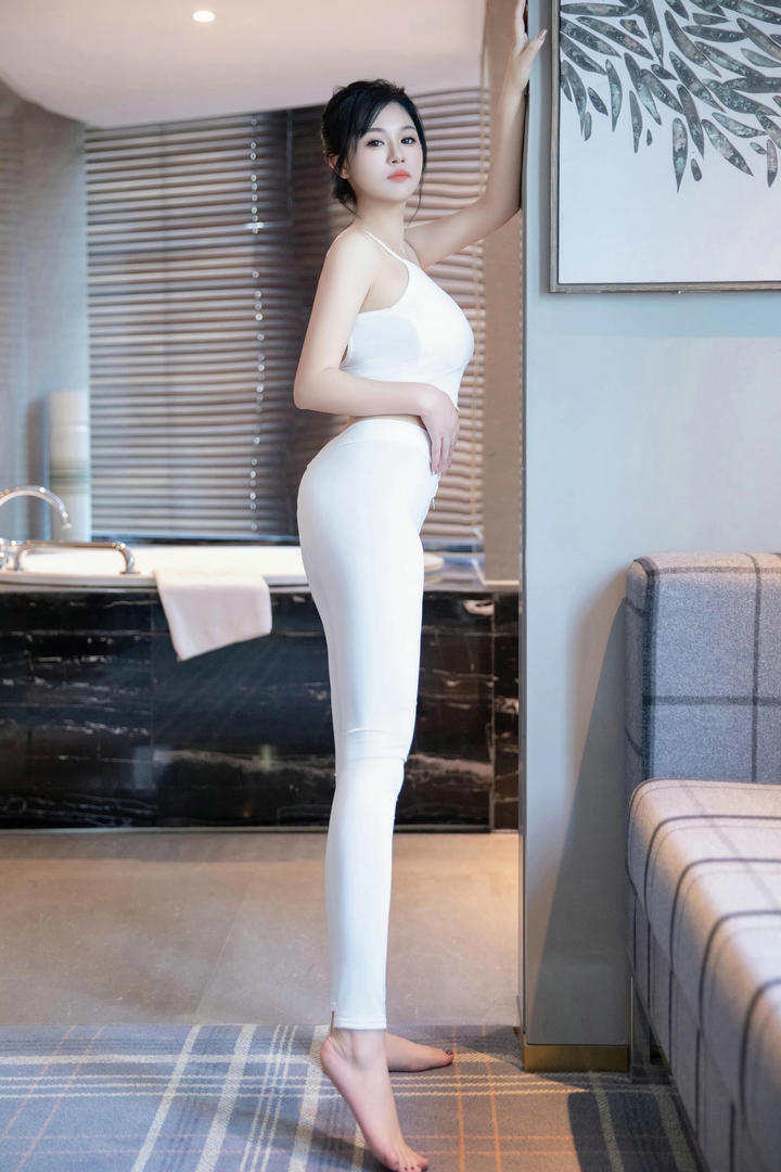 秀人网精选性感白嫩美妇紧身裤美女生活照