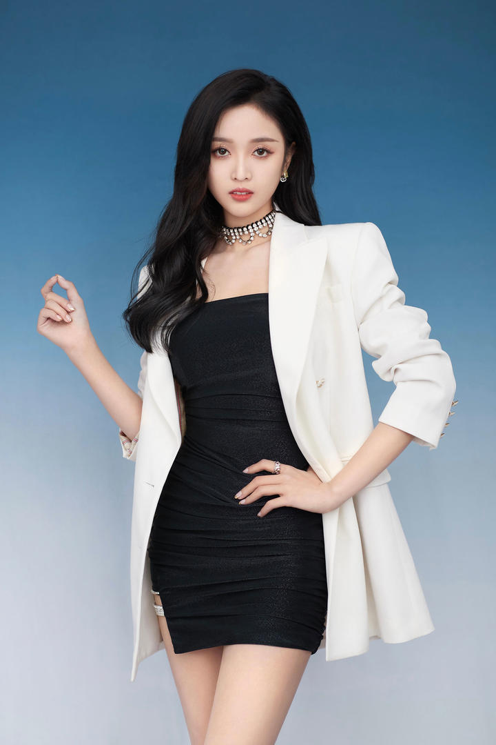 中国高清女明星吴宣仪穿黑色超短裙气质美女写真图片