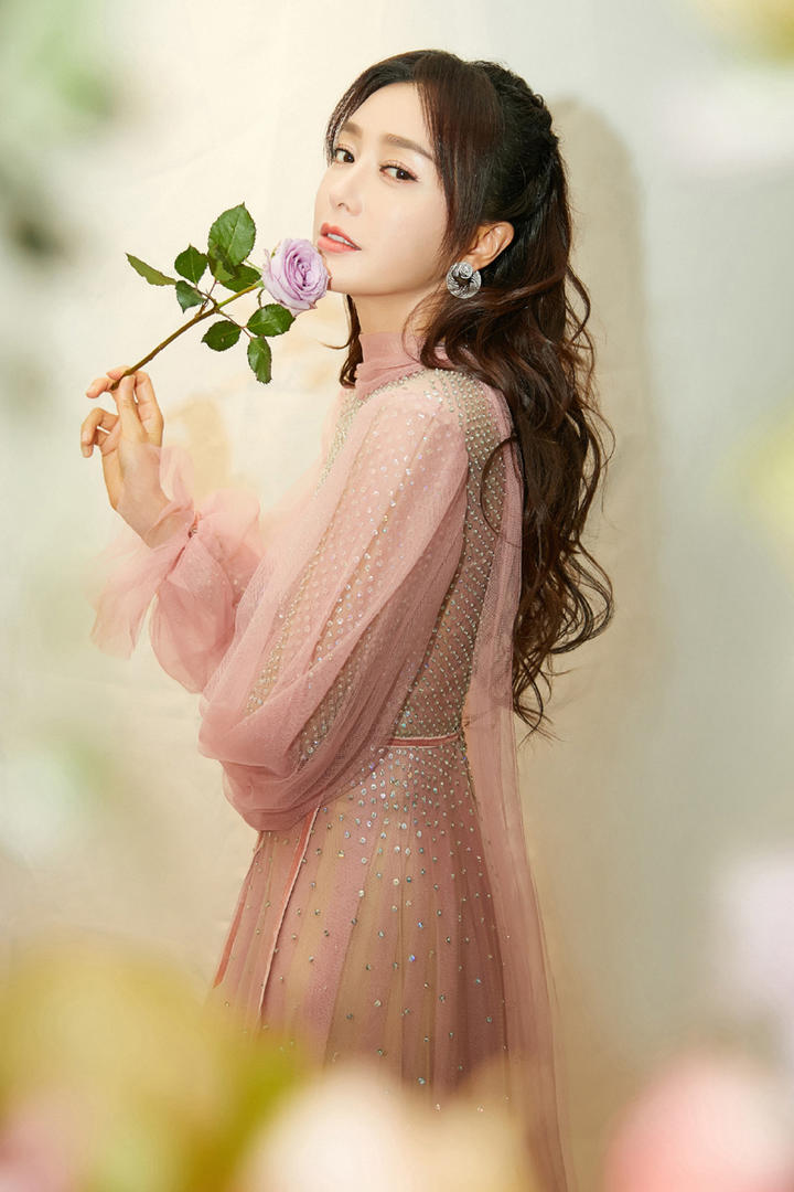 拿着玫瑰花的气质美女明星秦岚写真图片