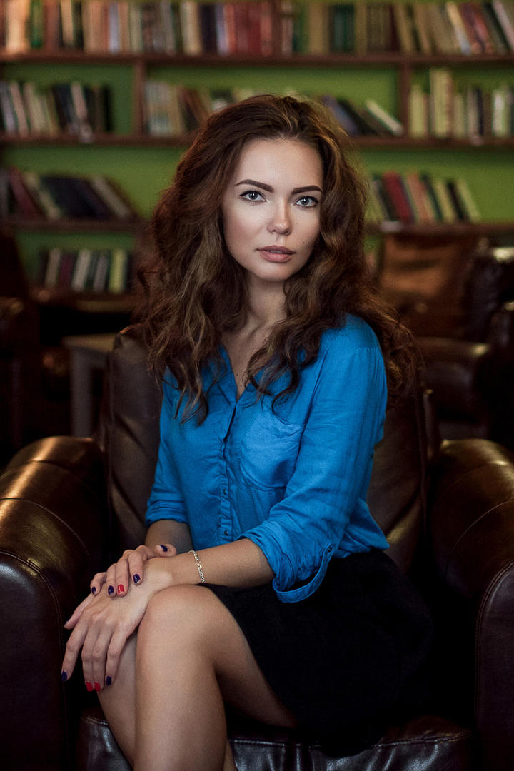 坐在沙发上的欧美成熟美女人像摄影图片