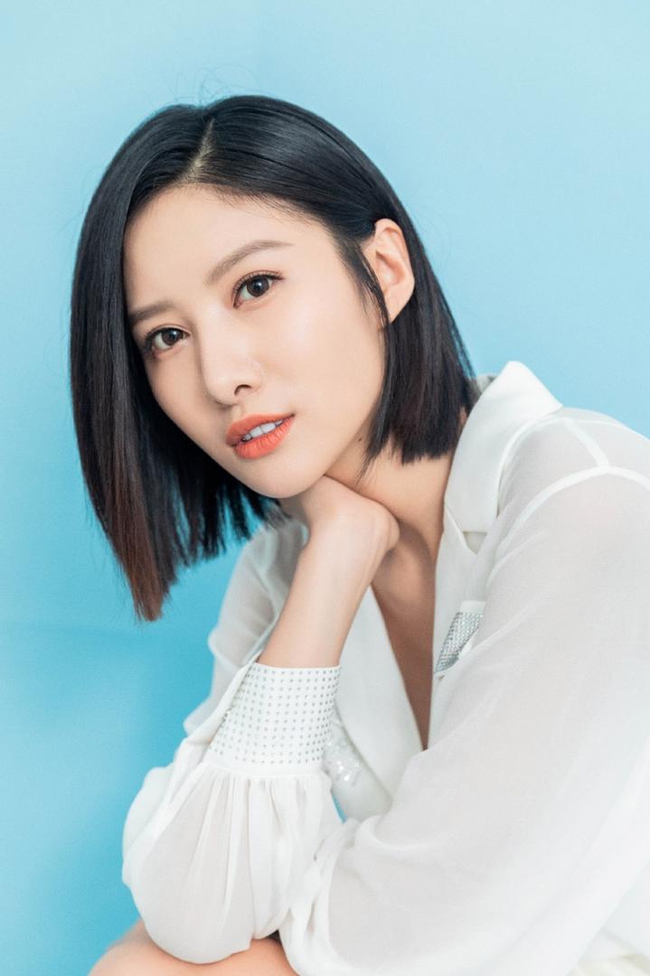 漂亮时尚的短发美女明星吴优图片