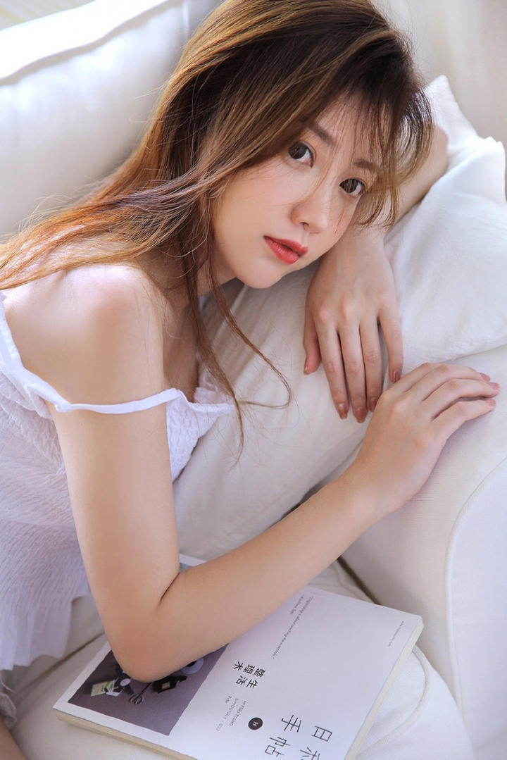 慵懒的趴在沙发上的高清美女壁纸图片