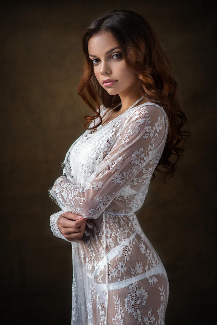 欧美美女白色蕾丝透明长裙肖像艺术写真图片