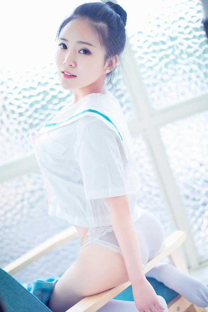 坐在椅子上的高清翘臀美女写真