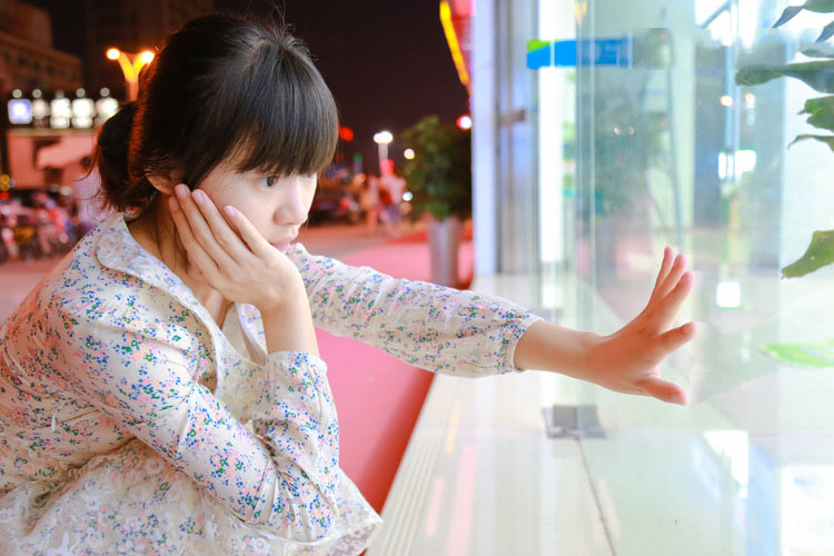 可爱少女夜空中最亮的星