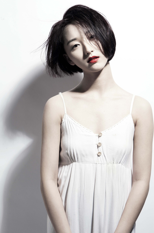 褚萌琦短发红唇展复古之美