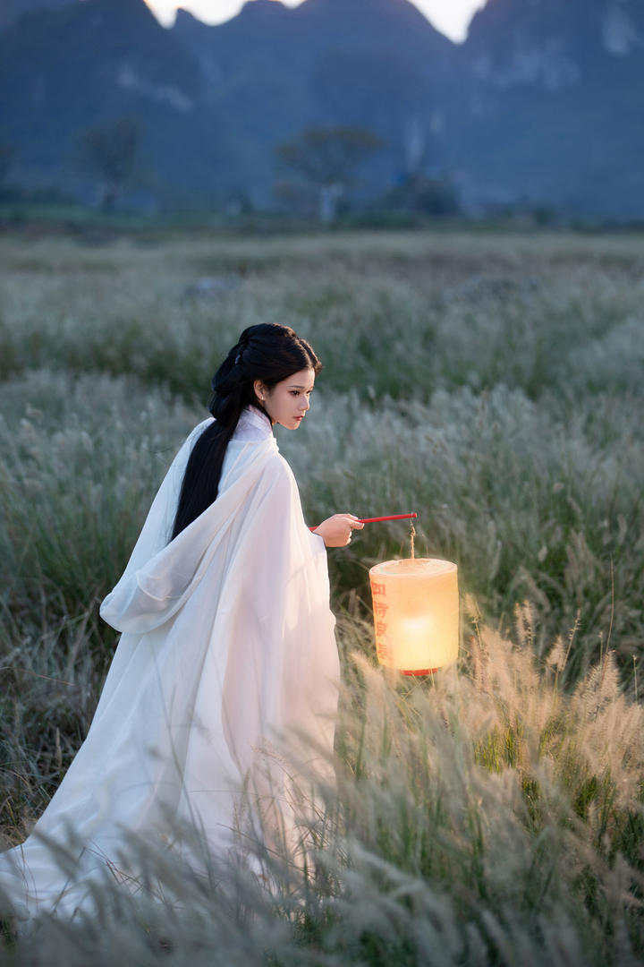 白色古装美女图片