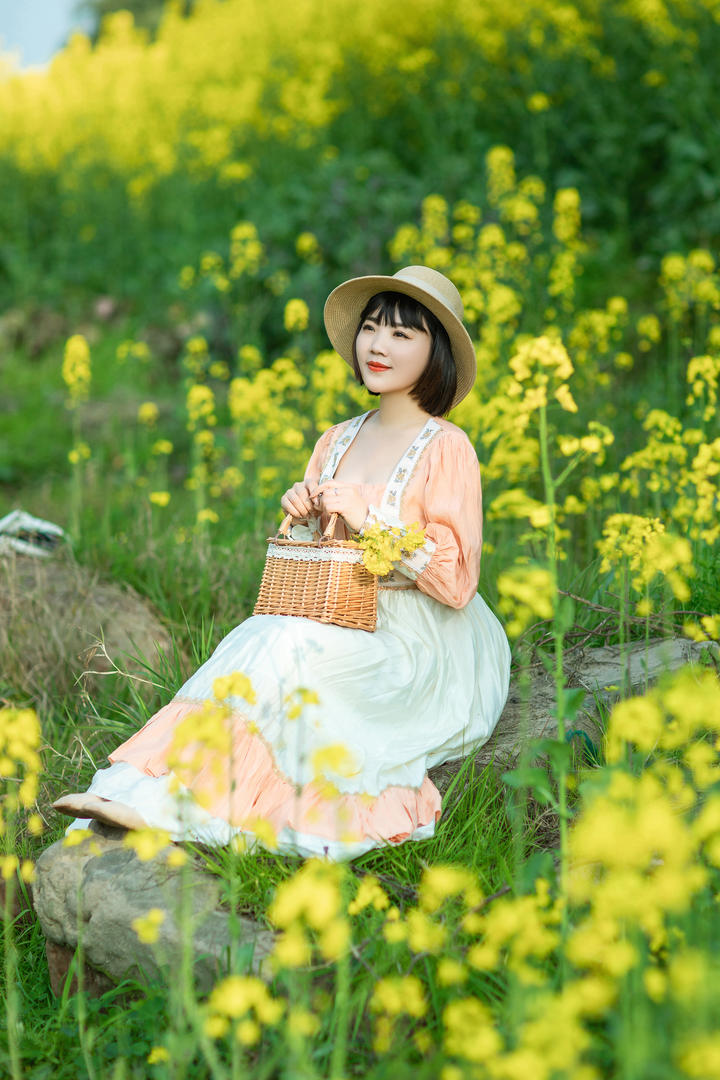 坐在花丛中的清纯美女高清写真图片
