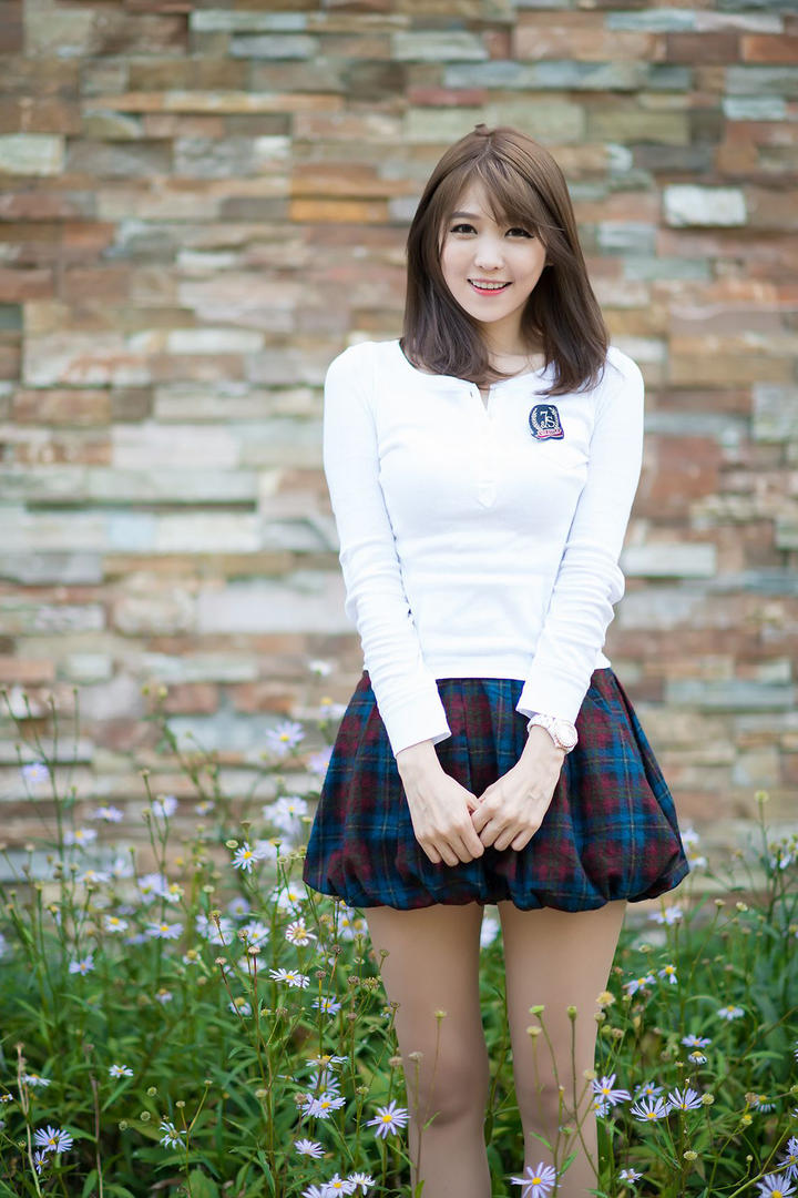 站在花草中的韩国清纯美女图片