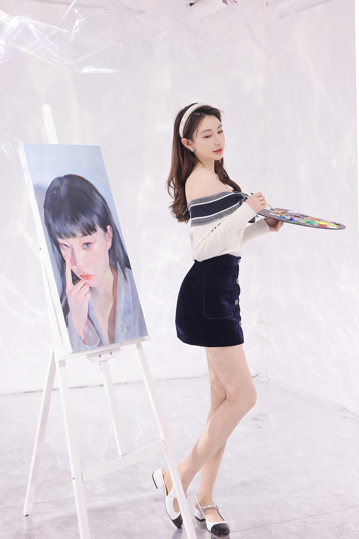 绘画的清纯学生妹刘奕宁MM131写真图片