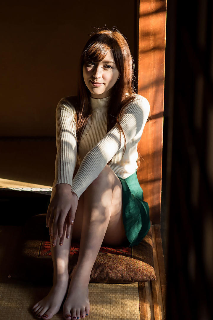 坐在枕头上的高清日本美女图片