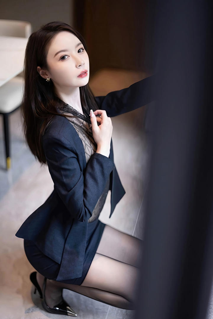 银行上班的极品女神梦心玥制服丝袜诱惑写真图片