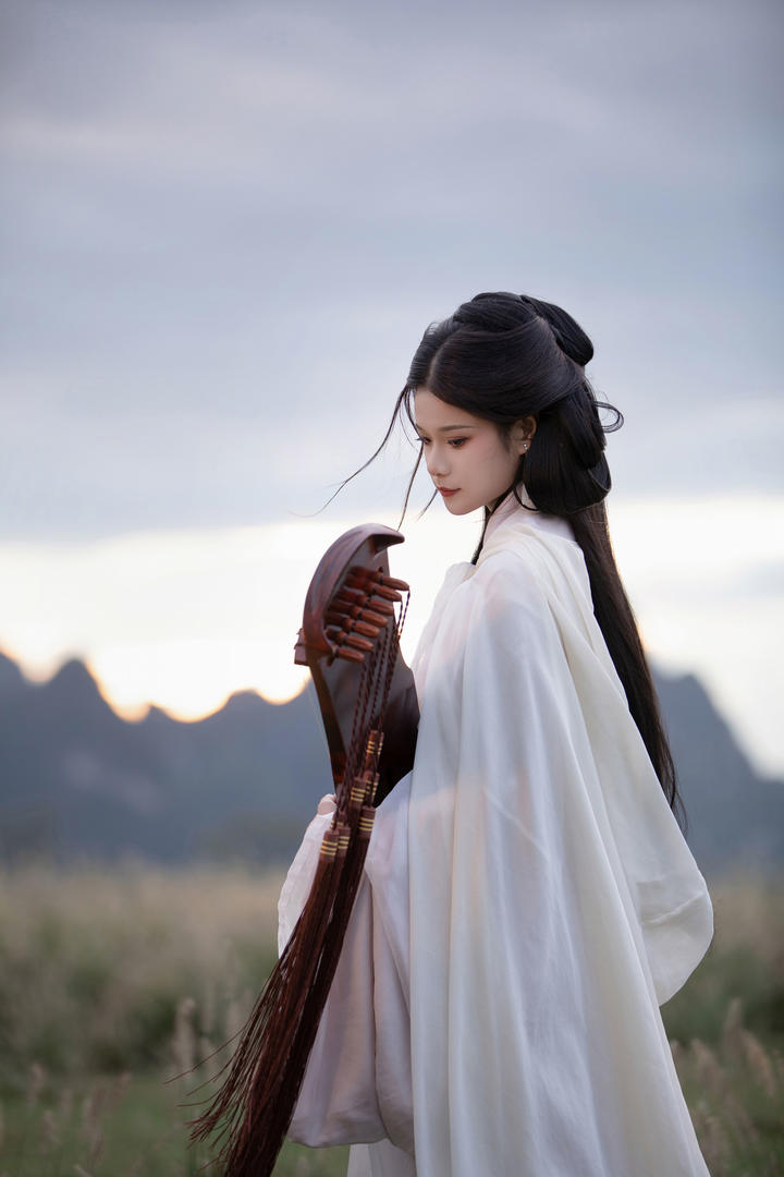 抱着古筝的美女图片