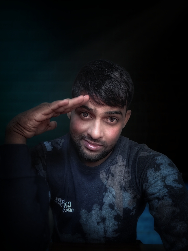 印度帅哥敬礼姿势写真图片