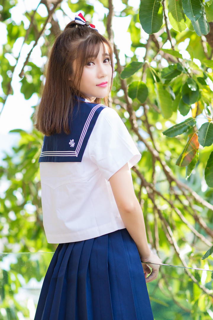 树林里的清纯制服美女图片