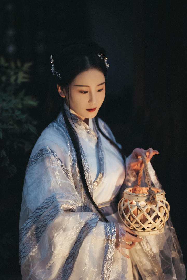 国产温柔古典古风美女艺术照写真图片