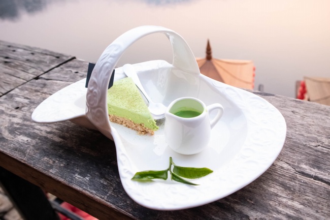 蛋糕和抹茶饮料图片