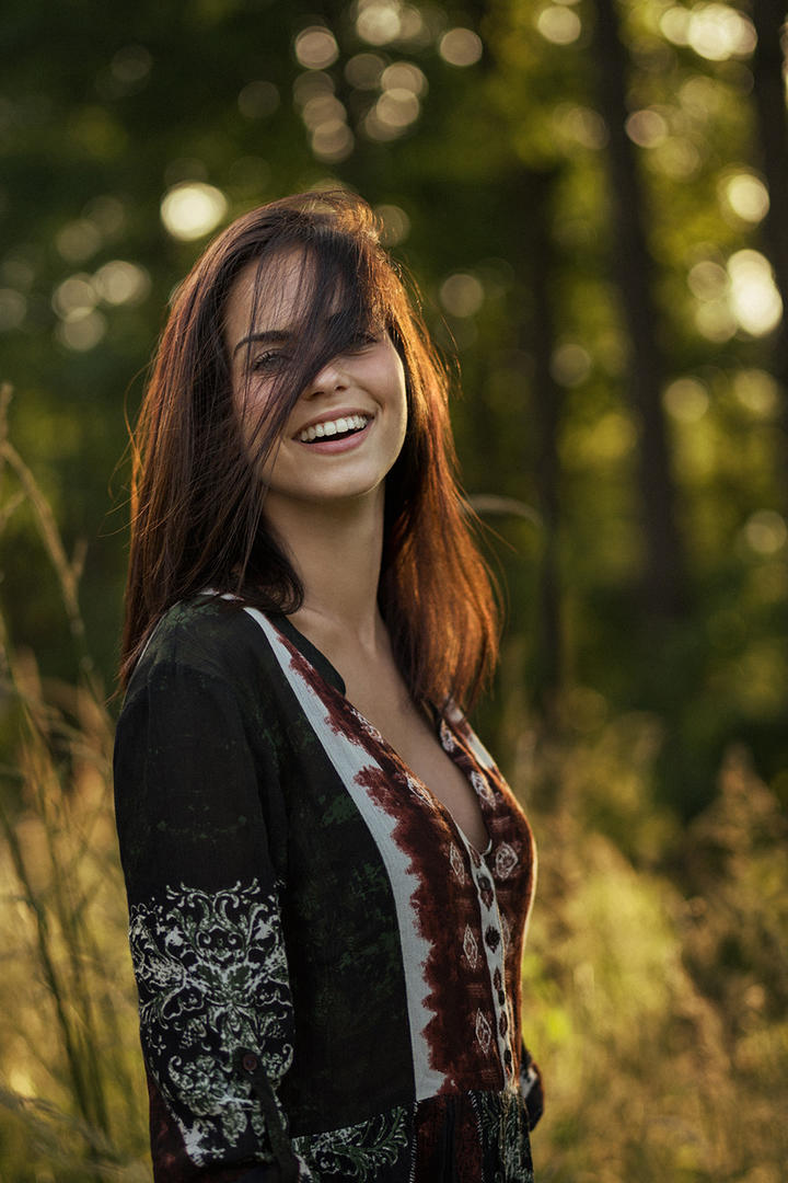 发型凌乱的欧美美女图片