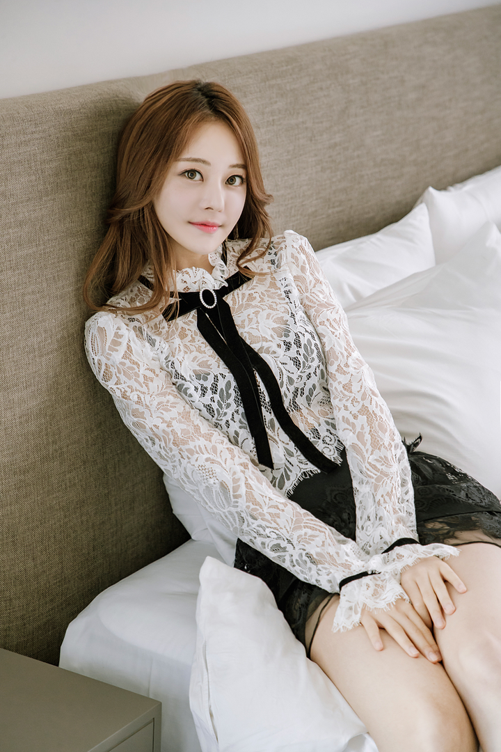 靠在床头的高清性感美女写真图片