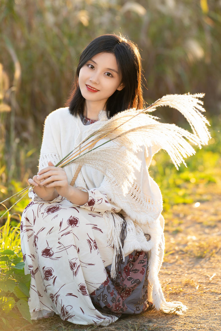 蹲在地上的短发女孩147人体艺术摄影图片