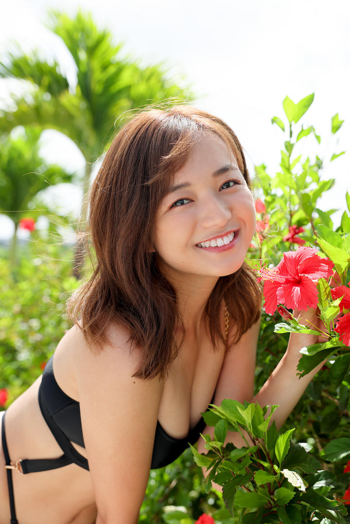 丰满漂亮的日本模特山中真由美户外赏花图片