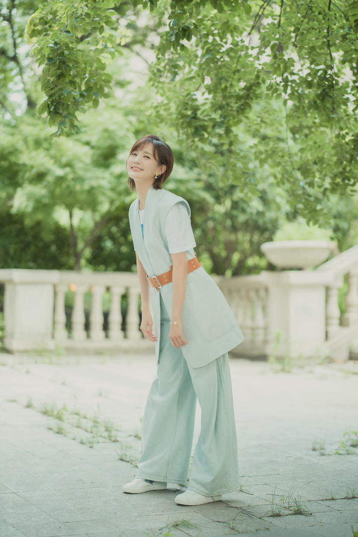 国内高清美女明星图片大全李一桐户外写真套图