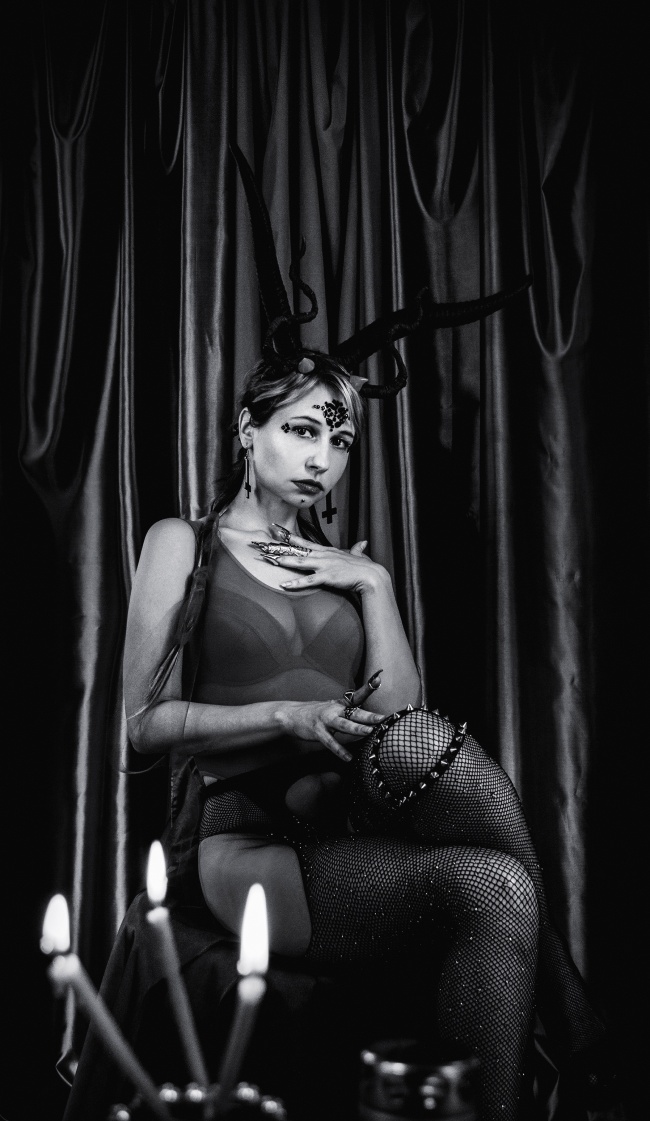 黑白艺术风丝袜美女人体图片