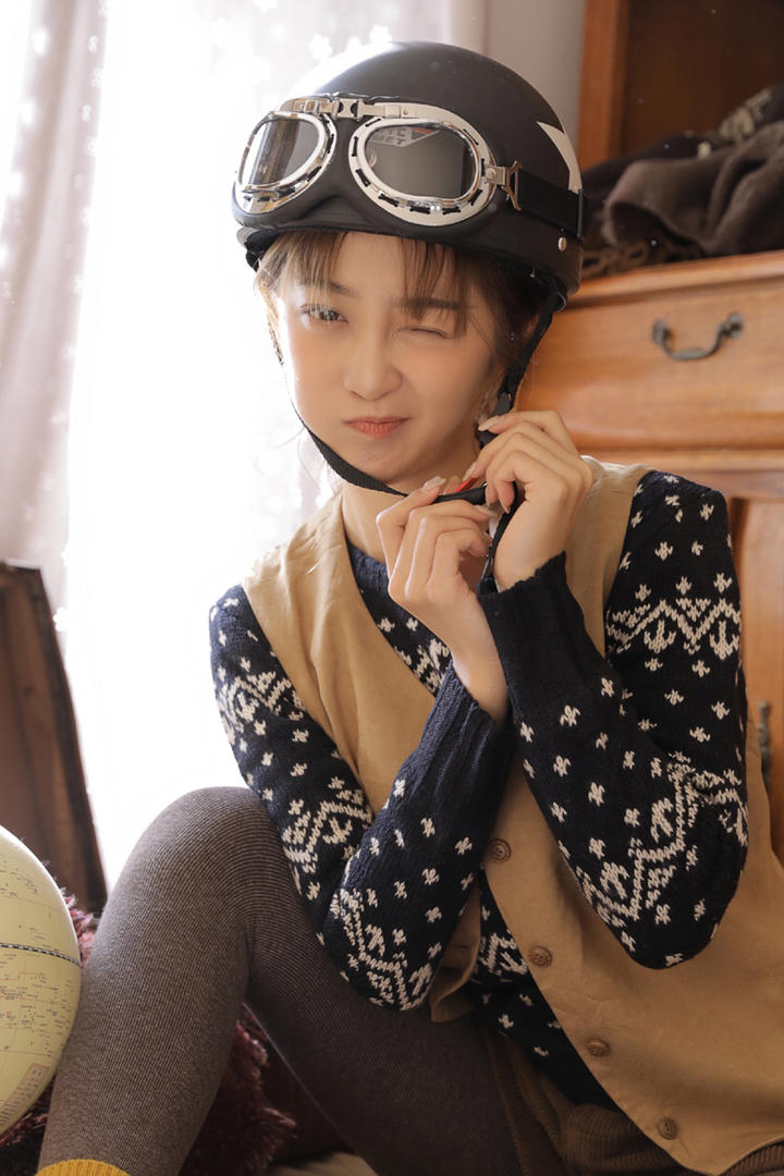 戴着飞行员帽子的可爱清纯美女图片