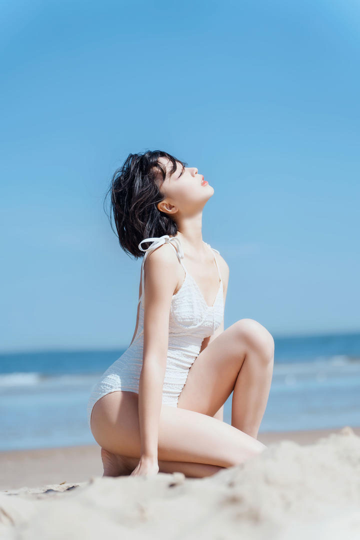 沙滩泳装美女写真