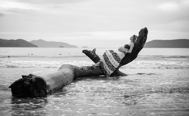 海边孕妇美女黑白意境人体摄影图片