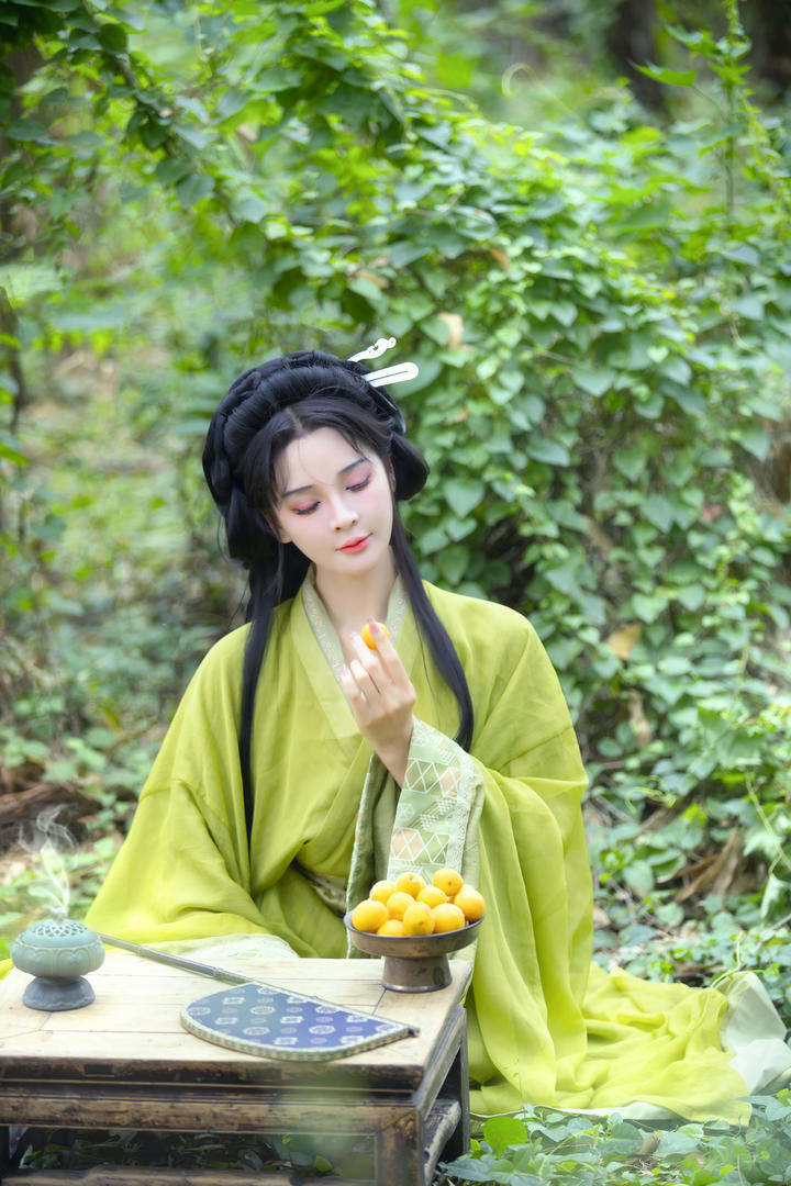 青色古装汉服美女图片