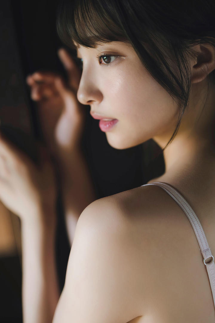 日韩美女专区直角肩美女侧脸性感写真图片