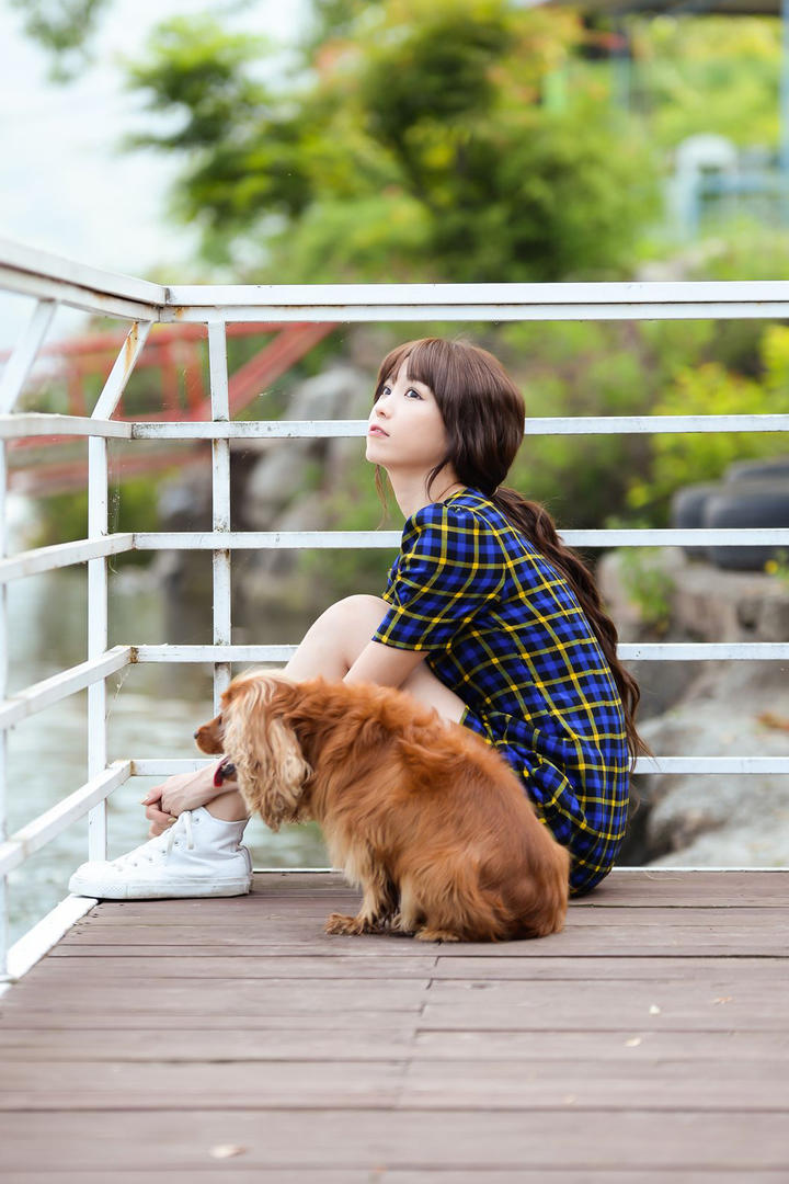 坐在地板上的韩国清纯美女明星李恩慧图片