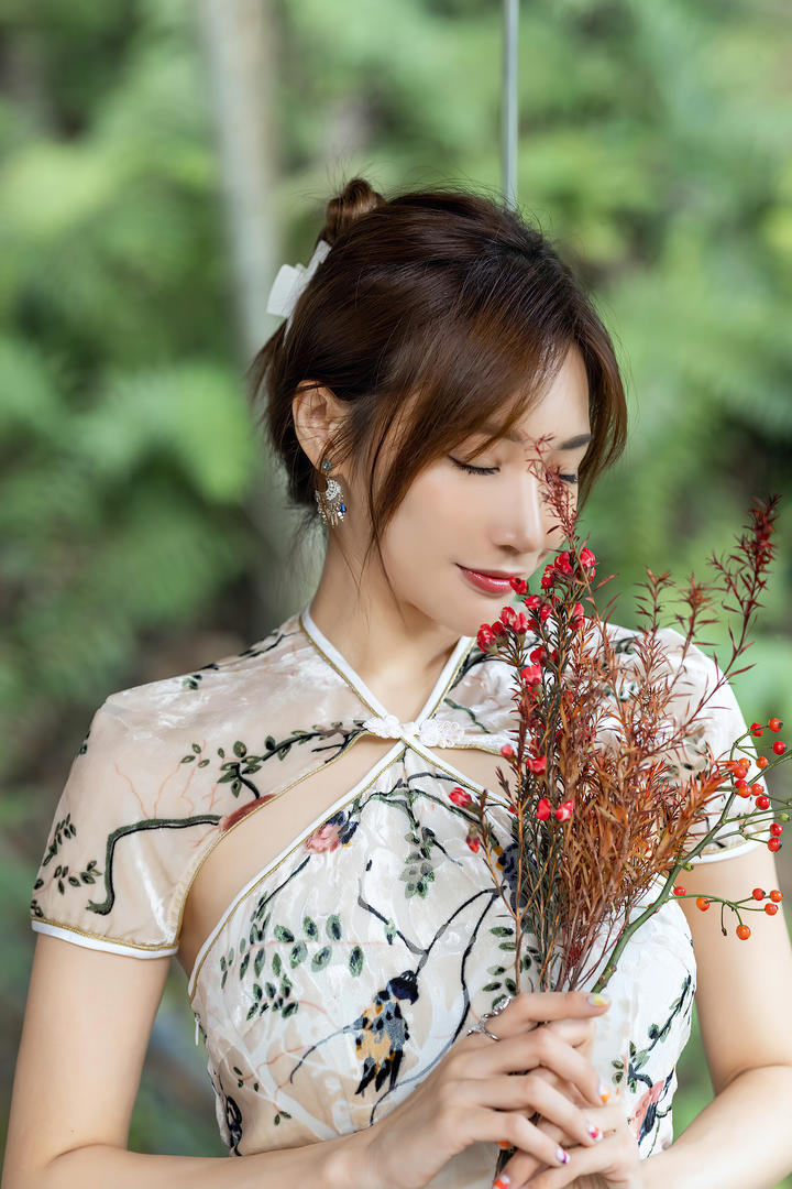 闻鲜花的高清旗袍美女小狐狸写真图片