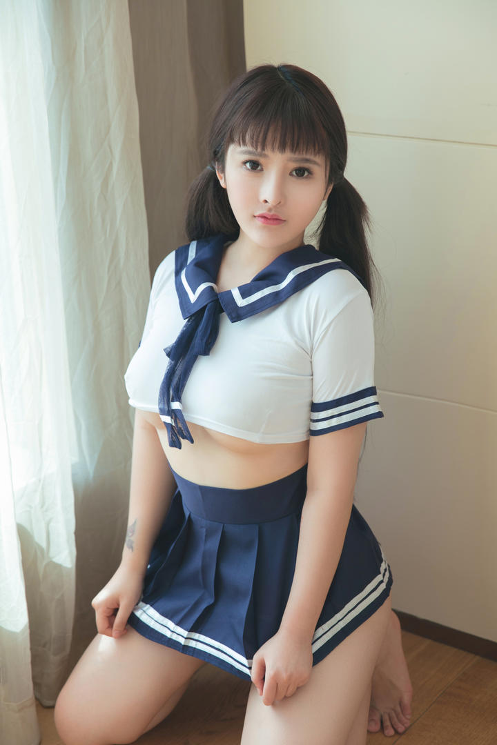 跪在地板上的极品校服清纯美女