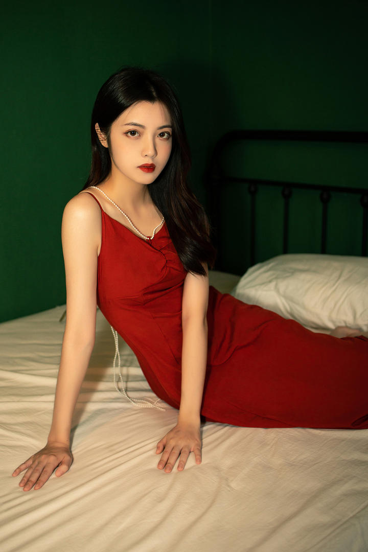 穿红裙子的复古风美女艺术写真照片