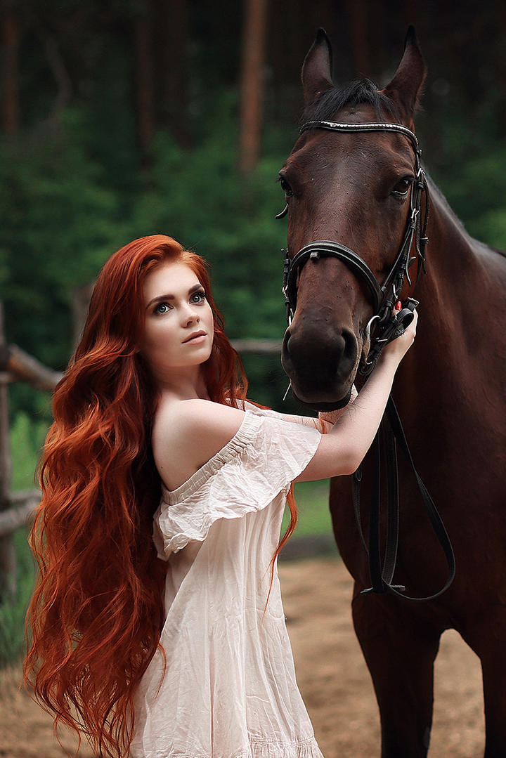 牵着骏马的欧美美女图片
