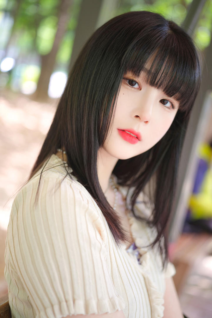 唇红齿白的韩国甜美女生个人艺术摄影图片