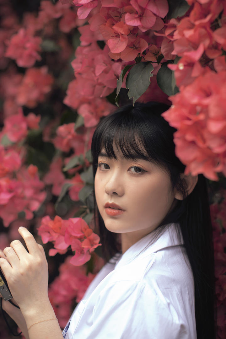 花丛中的清纯女学生黄子卿写真图片
