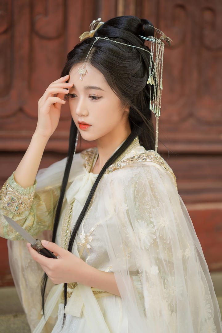 拿着匕首的娇小古装美女主播艺术摄影写真图片