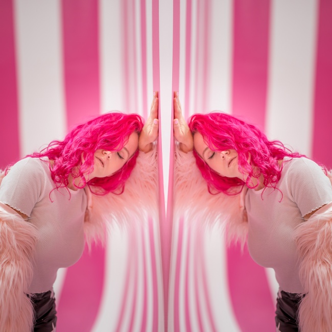 欧美染发美女写真图片