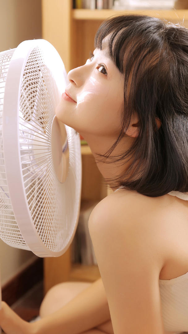 吹风扇的可爱萌妹子女生头像真人图片