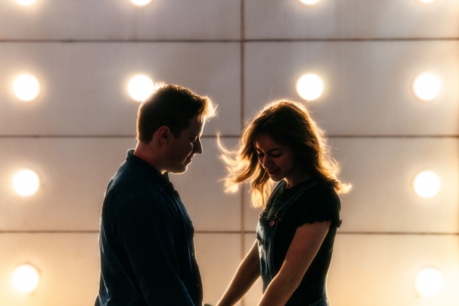 灯光下深情浪漫的情侣图片