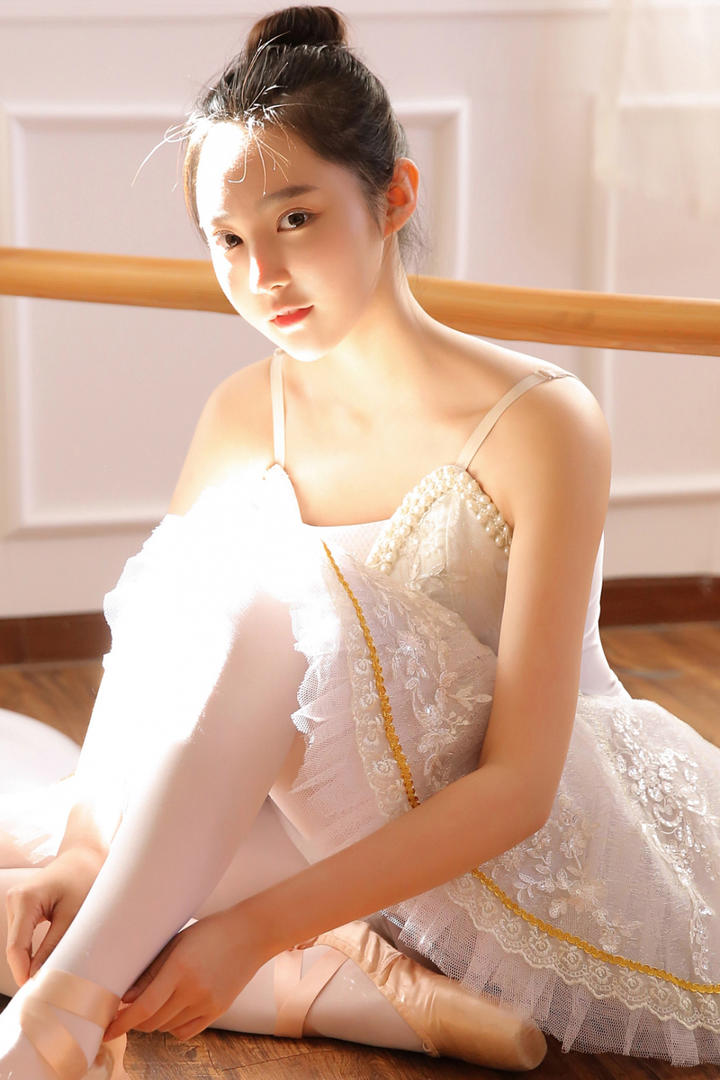 跳芭蕾舞的小美少女清纯唯美女生壁纸图片