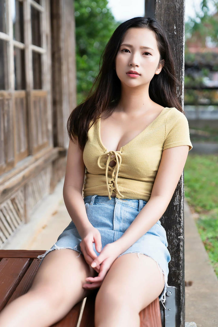 牛仔裤美女高清壁纸图片